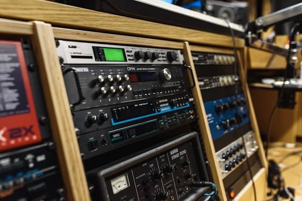 Comment choisir une alimentation PC qui minimise le bruit pour un studio d'enregistrement audio?